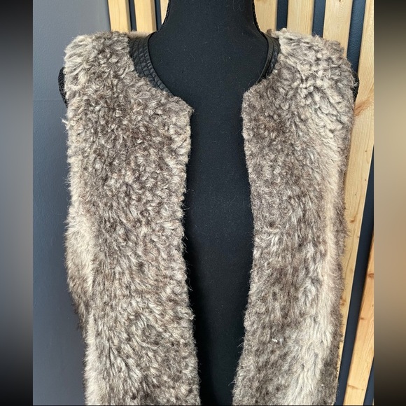 Faux Fur Vest - Picture 5 of 6
